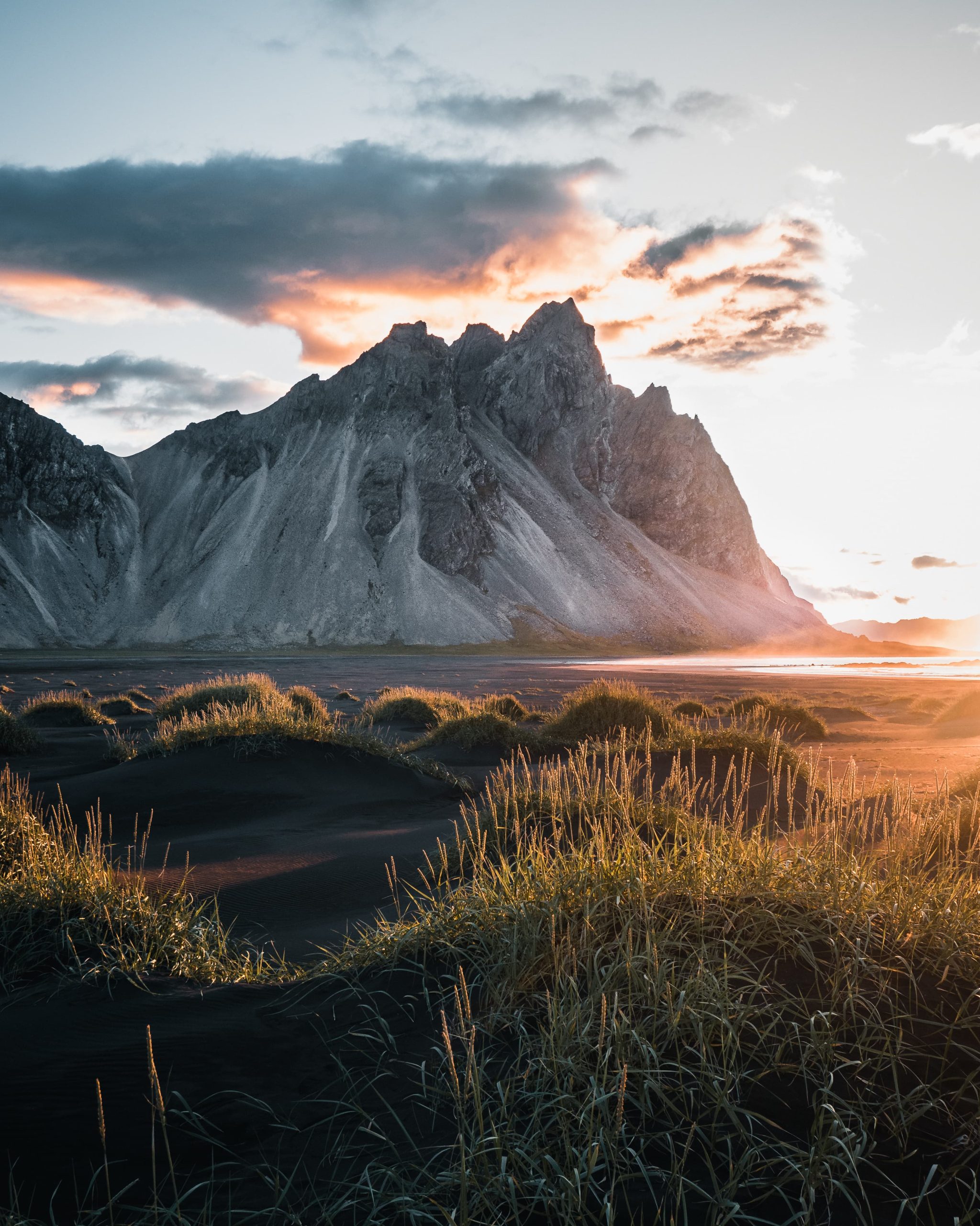 Große Berge beim Sonnenuntergang