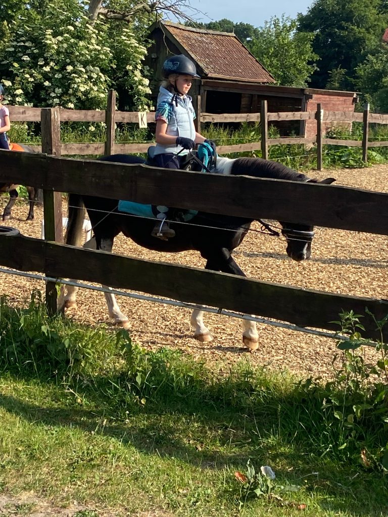 Elsina-Sophie reitet bei Hof Ponyglück